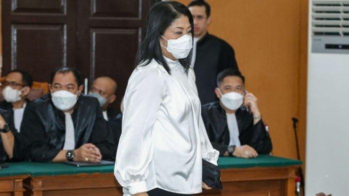 Terdakwa kasus dugaan pembunuhan berencana terhadap Nofriansyah Yosua Hutabarat atau Brigadir J, Putri Candrawathi menjalani sidang putusan di Pengadilan Negeri Jakarta Selatan, Senin (13/2/2023). Majelis hakim menjatuhkan vonis 20 tahun penjara.