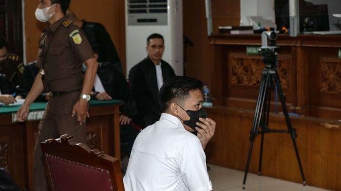 Terdakwa kasus dugaan pembunuhan berencana terhadap Nofriansyah Yosua Hutabarat atau Brigadir J, Richard Eliezer menjalani sidang vonis di Pengadilan Negeri Jakarta Selatan, Rabu (15/2/2023). Richard Eliezer divonis hukuman 1,5 tahun penjara.