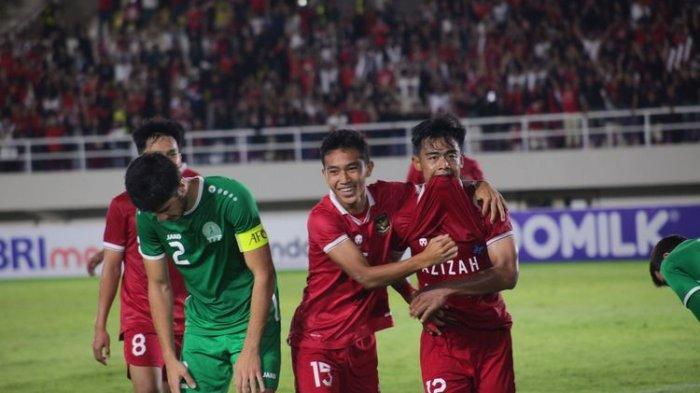 Para pemain timnas U23 Indonesia merayakan gol Pratama Arhan pada laga timnas U23 Indonesia vs Turkmenistan yang digelar di Stadion Manahan, Solo, pada Selasa (12/9/2023) pukul 19.00 WIB.