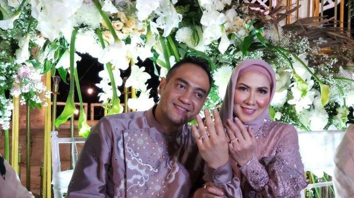 Ferry Irawan dan Venna Melinda usai lamaran di D'Banquet Pantai Mutiara, kawasan Penjaringan, Jakarta Utara, Rabu (9/2/2022).