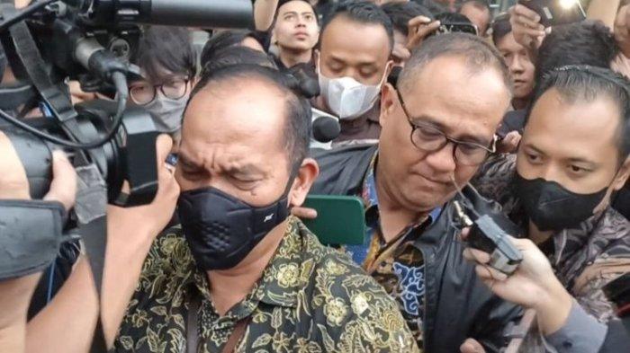 Mantan pejabat Direktorat Jenderal Pajak (DJP) Rafael Alun Trisambodo (jaket hitam) mengaku lelah setelah menjalani pemeriksaan terkait harta kekayaannya oleh tim Komisi Pemberantasan Korupsi (KPK), Rabu (1/3/2023).