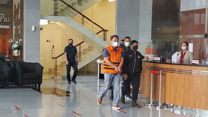 AKBP Bambang Kayun Bagus PS tampak diborgol dan menggunakan rompi oranye di gedung Merah Putih Komisi Pemberantasan Korupsi, Selasa (3/1/2023).