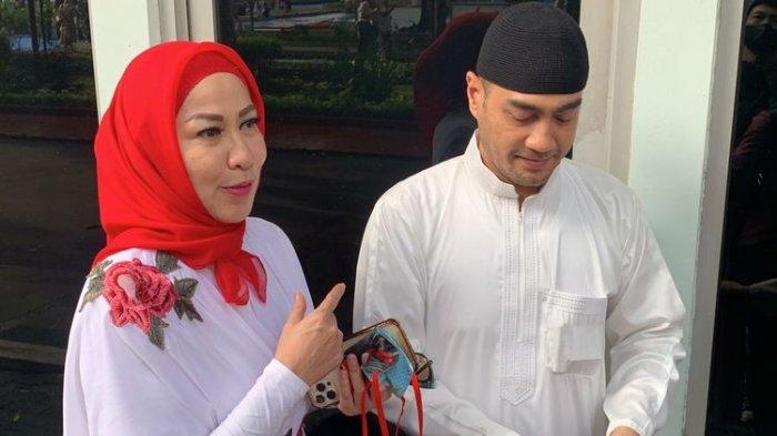 Venna Melinda dan Ferry Irawan ditemui usai menjalani shalat Idul Fitri bersama di masjid yang terletak tak jauh dari kediaman mereka di kawasan Kemang, Jakarta Selatan, Senin (2/5/2022).