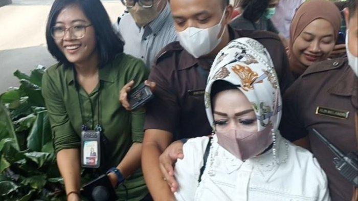 Kepala Dinas Kesehatan (Kadinkes) Provinsi Lampung, Reihana irit bicara usai menjalani klarifikasi Laporan Harta Kekayaan Penyelenggara Negara (LHKPN) selama sekitar 3,5 jam, Senin (8/5/2023).