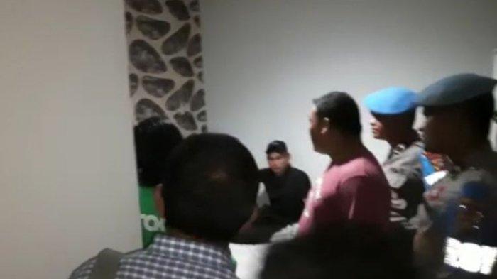 Petugas Provost Polda Sultra hendak mengamankan oknum polisi Polda Sultra yang kedapatan selingkuh dengan istri orang di salah satu hotel di kota Kendari, Sulawesi Tenggara.