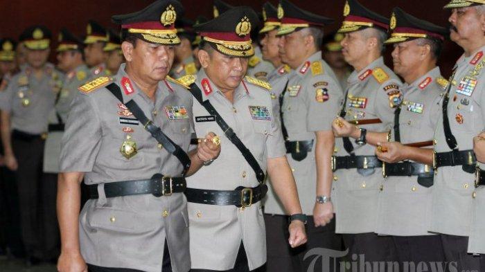 Kapolda Jambi yang lama, Brigjen Pol Satriya Hari Prasetya (dua kiri) bersama pejabat baru, Brigjen Pol Bambang Sudarisman (kiri) mengikuti upacara serah terima jabatan di Gedung Rupatama Mabes Polri, Jakarta Selatan, Rabu (3/9/2014). Hari ini Kapolri Jenderal Pol Sutarman melantik 4 pejabat tinggi di lingkungan Mabes Polri, Kakorlantas, Gubernur Akpol, dan 10 Kapolda baru.
