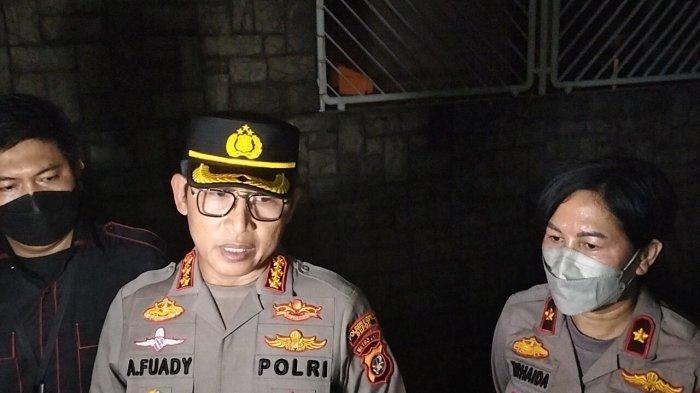 Kapolres Metro Depok Kombes Pol Ahmad Fuadi menyebut usia jasad ibu dan anak yang ditemukan di perumahan BCI Cinere, Kota Depok usah tewas sebulan lebih.