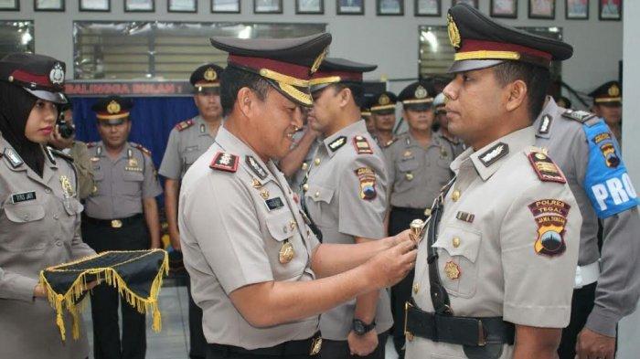 Kapolres Purbalingga Agus Setyawan Heru Purnomo memimpin upacara serah terima jabatan Kasat Reskrim Polres Purbalingga di Aula Loka Anindhita mapolres, Senin (3/4/2017) siang.