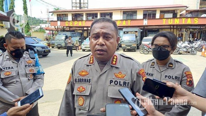 Kapolresta Jayapura Kota Kombes Pol Gustav Robby Urbinas memberikan keterangan terkait penangkapan Buchtar Tabuni dan Bazoka Logo atas kasus pengeroyokan anggota polisi serta agenda ULMWP, Kamis (24/3/2022). ULMWP diduga melakukan pertemuan terselubung di Kota Jayapura.