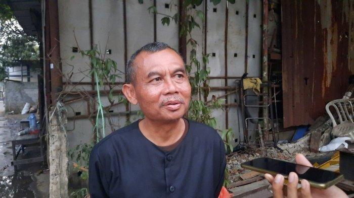 Kelakukan anak pengusaha kardus, RAR (23) yang membunuh ibunya SW (43) dan membacok ayahnya BAM (49) dibeberkan warga.