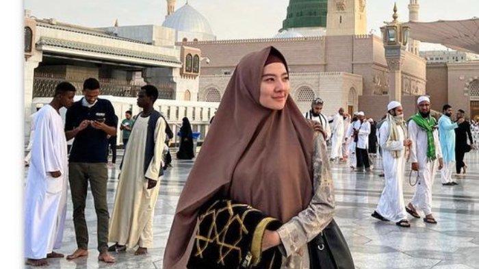 Kenny Mayang Sari di Masjid Nabawi Madinah.