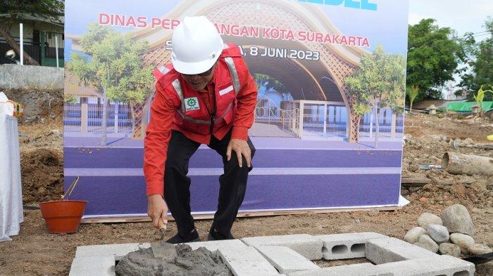Kepala Dinas Perdagangan (Disdag) Solo Heru Sunardi saat melakukan groundbreaking 2
