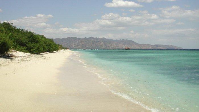 Pemandangan pantai barat Gili Meno menghadap selatan, Lombok, Indonesia.
