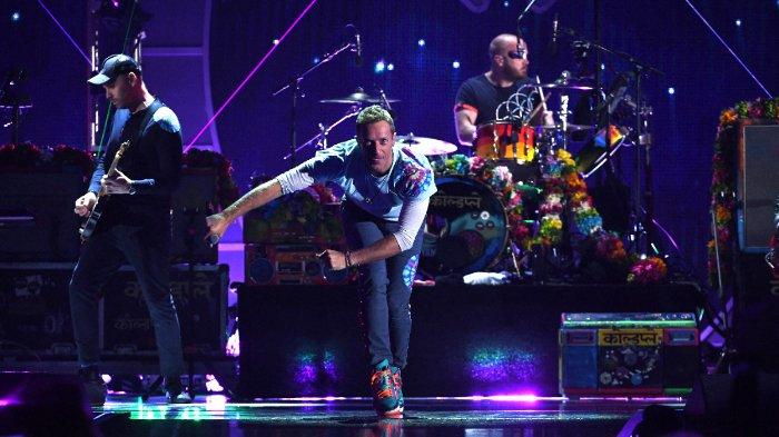 LAS VEGAS, NV - SEPTEMBER 22: Chris Martin (C) dari grup musik Coldplay tampil di atas panggung selama Festival Musik iHeartRadio 2017 di T-Mobile Arena pada 22 September 2017 di Las Vegas, Nevada.