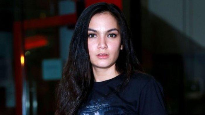 Pemain film Kia Poetri saat menghadiri acara press screening film terbarunya yang berjudul 'Demona' di XXI Epicentrum, Kuningan, Jakarta Selatan, Rabu (3/9/2015). Film Demona menampilkan kisah sekelompok anak muda yang tengah pergi ke puncak untuk menghabiskan waktu. Namun ternyata, kesenangan tersebut berubah menjadi bencana bagi semuanya.