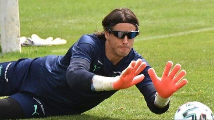 Kiper Swiss Yann Sommer mengambil bagian dalam sesi latihan di pusat olahraga Tre Fontane di Roma pada 24 Juni 2021, selama Kejuaraan Sepak Bola Eropa UEFA EURO 2020.