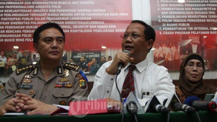 Kabid Humas Polda Metro Jaya Kombes Pol Mohammad Iqbal (kiri) bersama Dirkrimsus Polda Metro Jaya Kombes Pol Mudjiono (kedua kiri) memberikan keterangan pers terkait kasus beras plastik, di Mapolda Metro Jaya, Jakarta, Senin (2/11/2015).