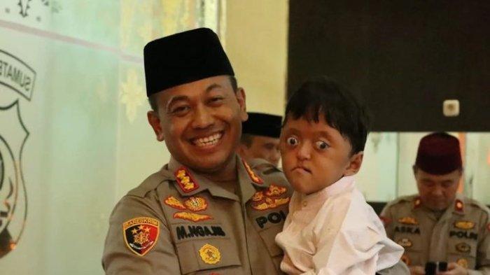 Kombes Mokhamad Ngajib melaksanakan pengajian rutin bersama anak yatim di lobi utama Mapolrestabes Palembang