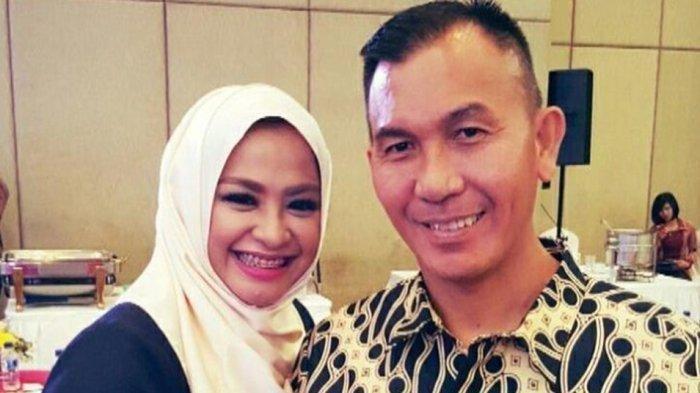 Kombes. Pol. Abu Bakar Tertusi bersama istri.