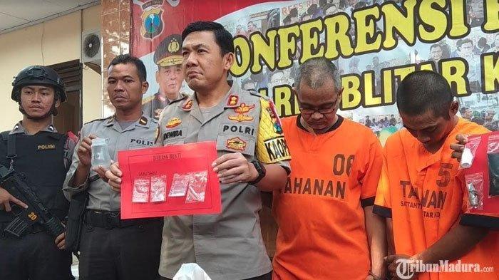Kapolres Blitar Kota, AKBP Adewira Negara Siregar menunjukkan barang bukti sabu dan kedua tersangka, Rabu (15/5/2019).