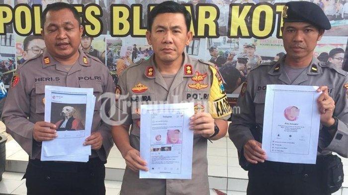 Kapolres Blitar Kota, AKBP Adewira Negara Siregar menunjukkan cetakan akun Facebook Aida Konveksi yang diduga menyebar konten menghina lambang negara, Selasa (2/7/2019).