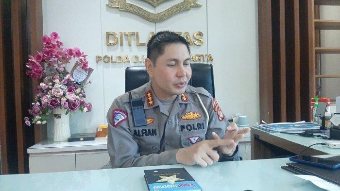 Dirlantas Polda DIY Kombes Pol Alfian Nurrizal saat diwawancara di ruang kerjanya, Kamis (30/3/2023)