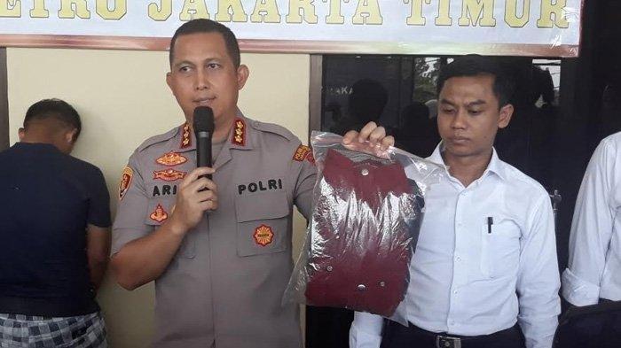 Kapolres Metro Jakarta Timur Kombes Arie Ardian Rishadi saat menunujukkan barang bukti jaket yang dikenakan Bahrudin saat beraksi, Selasa (21/1/2020).