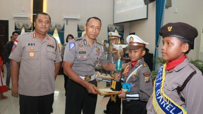 Kombes. Pol. Arief Prapto Santoso memberikan hadiah kepada pemenang Lomba Polisi Cilik Korlantas Polri T.A. 2019 di Polda Kepri.