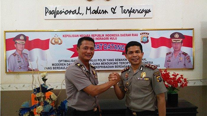 Kombes. Pol. Arif Bastari (kiri) dan AKBP Dasmin Ginting melakukan salam komando setelah melaksanakan sertijab Kapolres Inhu, Senin (30/4/2018).
