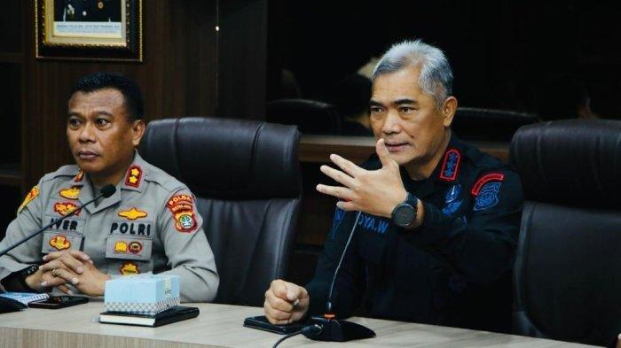 Direktur Pembinaan Masyarakat Kombes Pol Badya Wijaya (Kanan) dan Koorspripim Kapolda Metro Jaya AKBP Iverson Monossoh (Kiri) mensosialisasikan aplikasi 'Ada Polisi', Senin (14/11/2022).