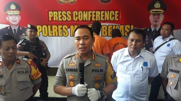 Kapolres Metro Bekasi Kombes Pol Candra Sukma Kumara (tengah) saat menggelar konferensi pers di Mapolrestro Bekasi, Jalan Ki Hajar Dewantara, Cikarang, Bekasi, (29/4/2019).