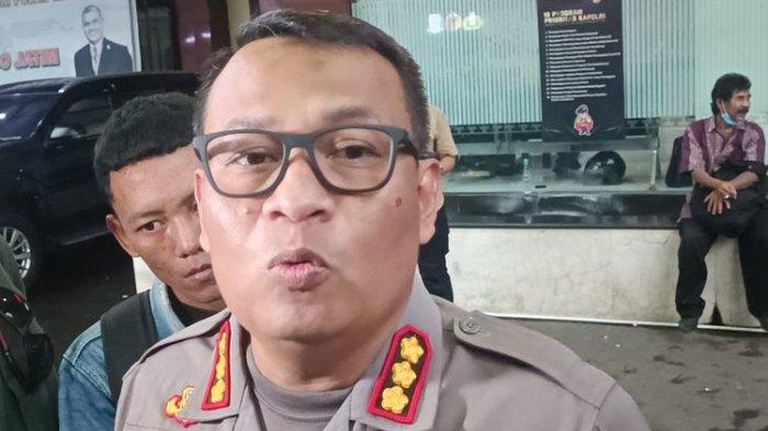 Kabid Humas Polda Jatim Kombes Pol Dirmanto saat memberi keterangan terkait penahanan 6 tersangka Tragedi Kanjuruhan di Mapolda Jawa Timur, Surabaya, Senin (24/10/2022).