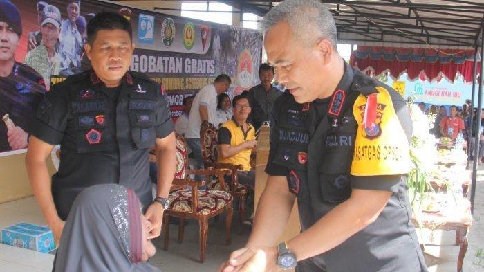 Kombes. Pol. Djadjuli (kanan) saat menghadiri acara pengobatan massal gratis di Tebingtinggi pada Senin (12/11/2018).