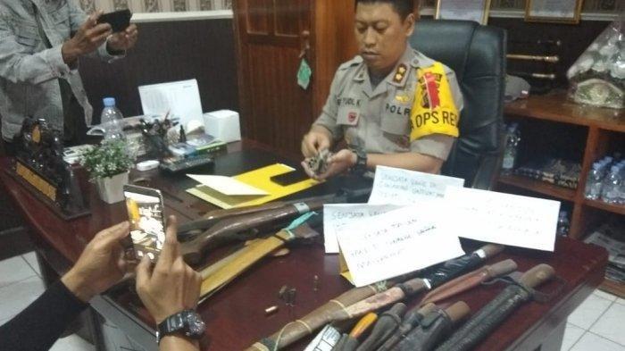 Kapolres Empat Lawang AKBP Eko Yudi Karyanto menunjukan barangbukti senjata tajam dan senpira, Kamis (1/8/2019).