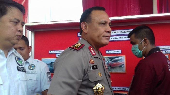 Kapolda Sumsel Irjen Pol Firli Bahuri didampingi Direktur Resnarkoba Polda Sumsel Kombes Pol Farman ketika menginterogasi tersangka Danil, Rabu (24/7/2019).