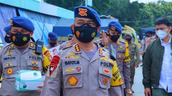 Dansat Brimob Kombes Gatot Mangkurat Putra di Pasar Induk Beras Cipinang.