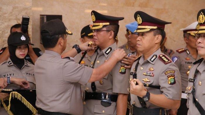 Kombes Roma Hutajulu dan Kombes Harry Kurniawan dalam kegiatan sertijab dan pisah sambut Kapolres jajaran Polda Metro Jaya di Gedung Promoter Polda Metro Jaya, Jaksel, Jumat (1/2/2019).