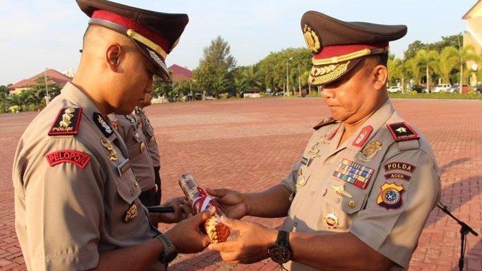 Wakapolda Aceh Brigjen Pol Drs Supriyanto Tarah MM menyerahkan penghargaan kepada Kapolres Aceh Utara AKBP Ian Rizkian Milyardin sebagai polisi teladan 2019 di Mapolda Aceh, Jumat (17/1/2020)