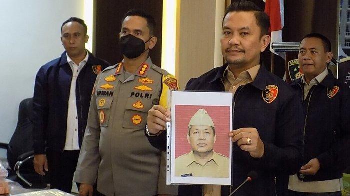 Dirreskrimsus Polda Jateng, Kombes Pol Johanson Ronald Simamora, tunjukkan wajah eks Sekda Pemalang Mohammad Arifin, Selasa (19/7/2022). Seminggu setelah mengundurkan diri dari jabatannya sebagai Sekda Pemalang, Mohammad Arifin, ditetapkan sebagai tersangka korupsi.