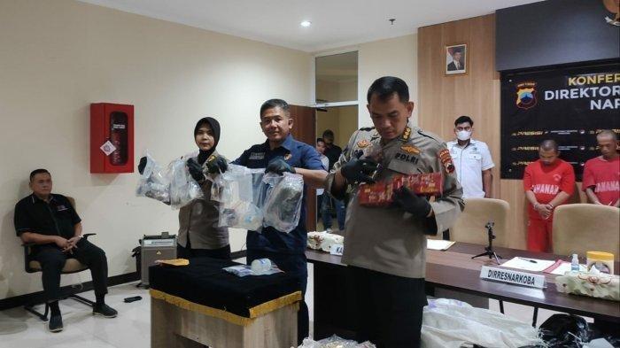 Dirresnarkoba Polda Jateng, Kombes Lutfi Martadian dan Kabidhumas Polda Jateng Kombes Iqbal Alqudusy memperlihatkan sejumlah barang bukti hasil sitaan dari para tersangka kasus narkoba, Kamis (16/2/2023).