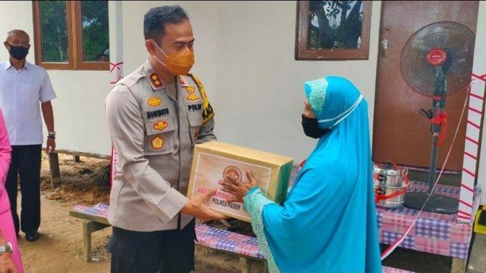 Kapolres PaserKombes. Pol. Murwoto menyerahkan bantuan sembako dan lainnya kepada Jaimah (50) warga tidak mampu Desa Sempulang, Kecamatan Tanah Grogot, Rabu (1/7/2020).