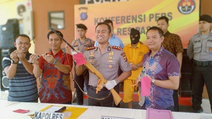 Kapolres Paser AKBP Murwoto didampingi Kasat Reskrim AKP Ricky R Sibarani dan jajarannya menunjukan dua pucuk senpi rakitan beserta amunisinya, Jumat (29/11/2019).