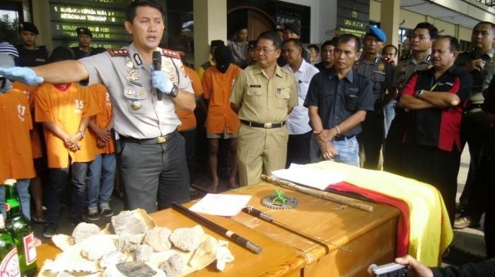 Kapolres Tasikmalaya Kota, AKBP Noffan Widyayoko, memaparkan kronologis penangkapan berandalan bermotor yang merusak kantor redaksi KP, Selasa (6/1/2015) petang.