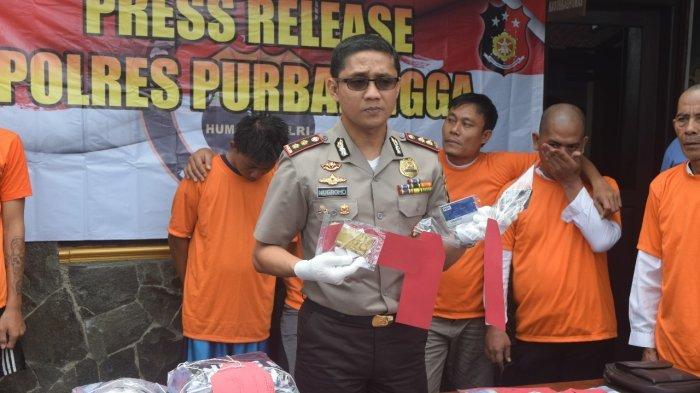 Kombes. Pol. Nugroho Agus Setiawan (tengah)