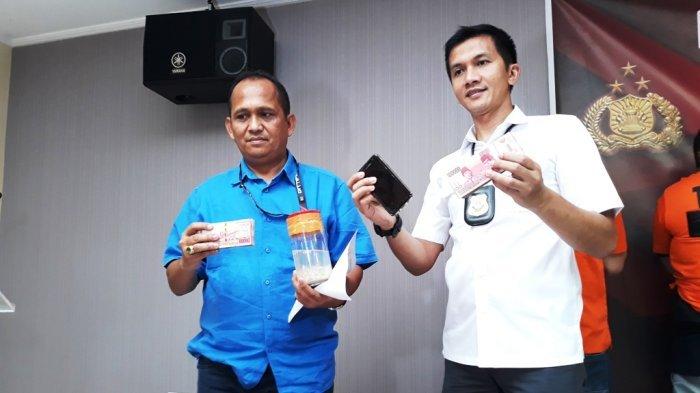 Kombes Pol Parlindungan Silitonga saat memperlihatan barang bukti penyelundupan benih lobster bernilai 6,7 M, di Gedung Bareskrim Mabes Polri, Jakarta Pusat, Rabu (14/2/2018).