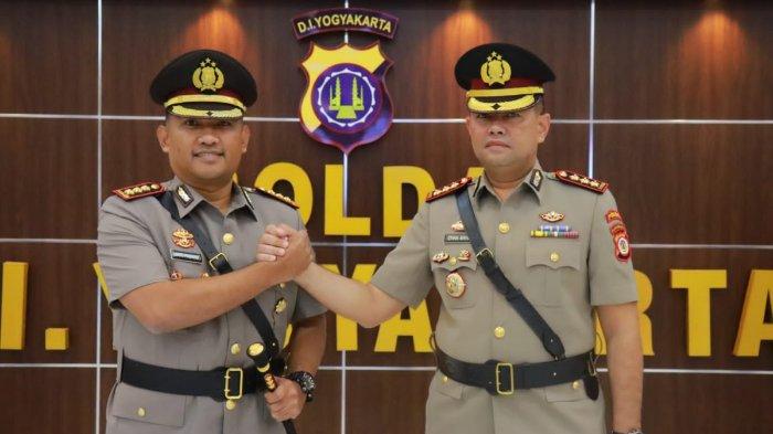 Kombes. Pol. Roberto Gomgom Manorang Pasaribu dan AKBP Idham Mahdi dalam upacara serah terima jabatan, Senin (16/1/2023).