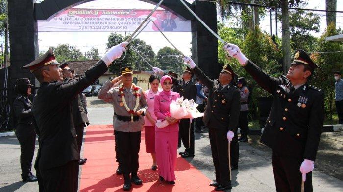 Kombes Pol Ruruh Wicaksono SIK SH MH bersama istri saat berjalan di tengah Barisan Gerbang Pora.