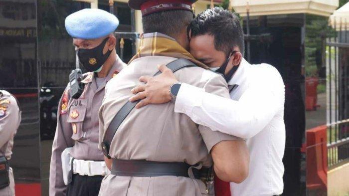 AKBP Sofwan Hermanto (mengenakan sarung di bahu) memeluk Kepala Satuan Reserse Kriminal AKP Mochamad Nandar saat perpisahannya sebagai mantan Kapolres Pandeglang di Mapolres Pandeglang, Banten, Kamis (22/10/2020).