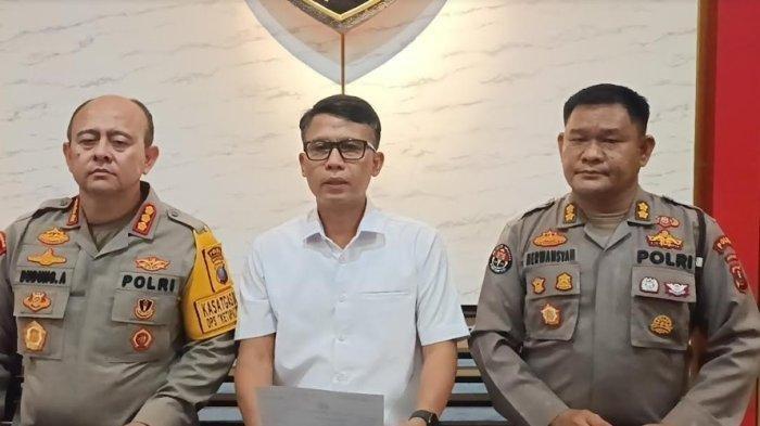 Dirkrimum Polda Sumut, Kombes Sumaryono (tengah) Kabid Propam Polda Sumut Kombes Dudung (Kiri) dan Penmas Kasubdit AKBP Herwansyah saat gelar paparan kasus penganiayaan yang melibatkan anak dari perwira menengah polisi, AKBP Achiruddin Hasibuan.