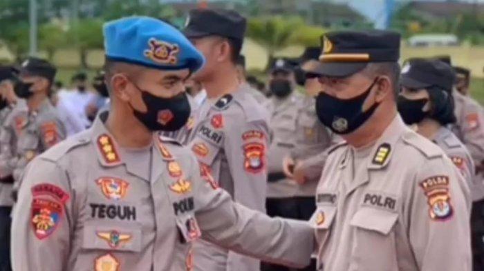 Kombes Teguh Triwantoro (kiri) yang Dicopot Karena Tak Patuhi Perintah. Simak profil dan biodatanya.